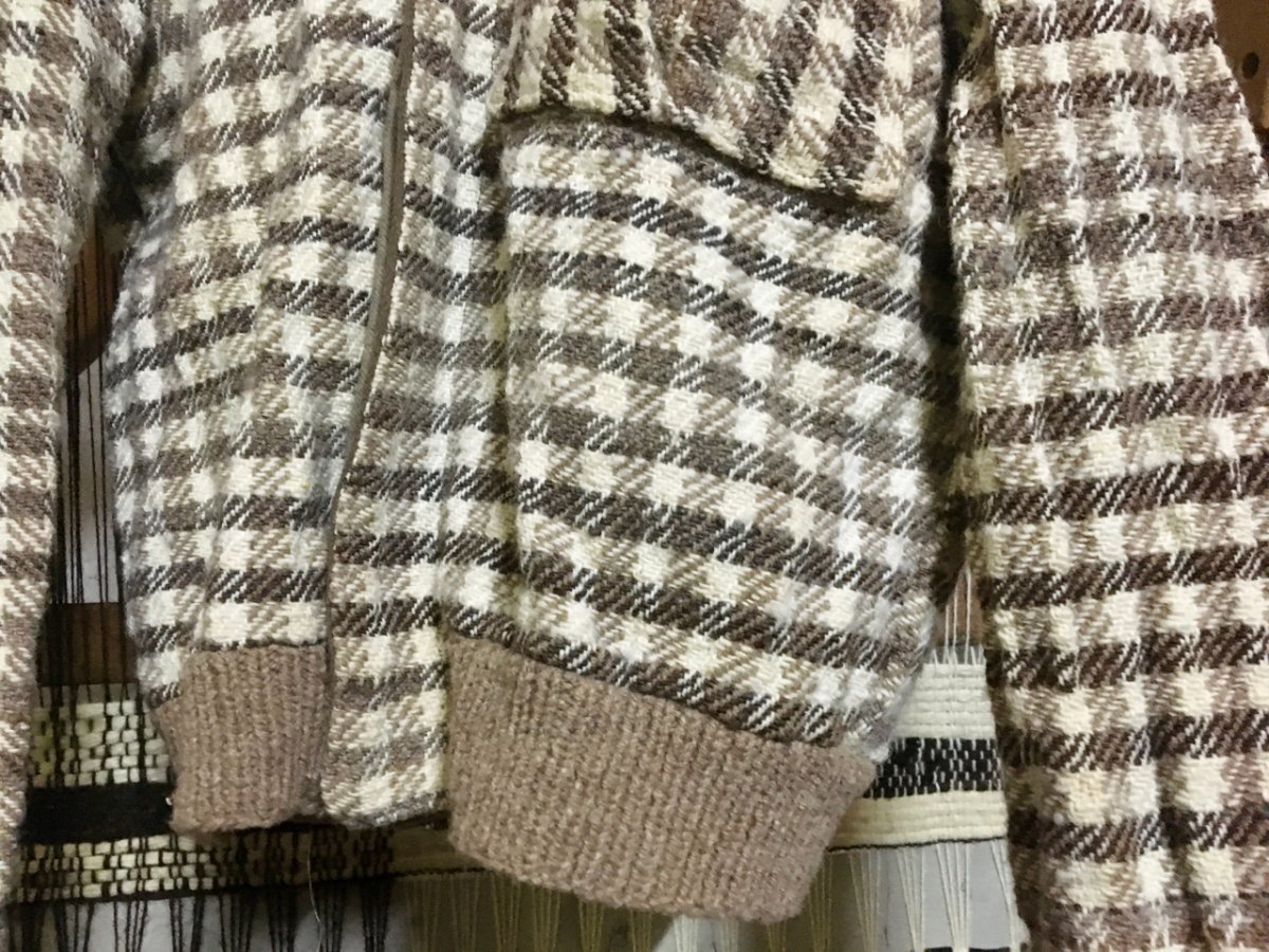 Détails du blouson et la ceinture en tricot (côtes)