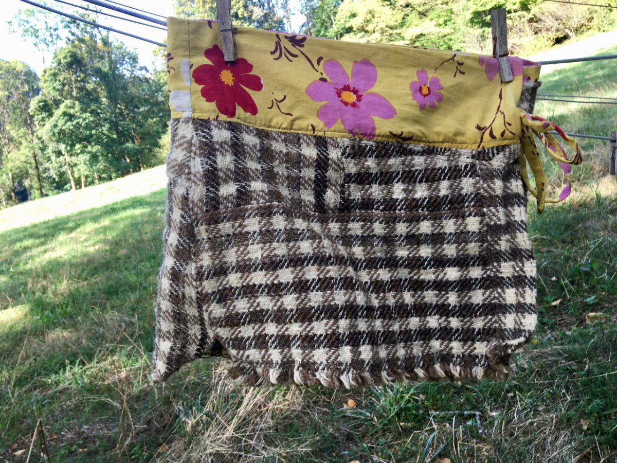 La mini-jupe (patchwork des chutes de découpe du blouson)